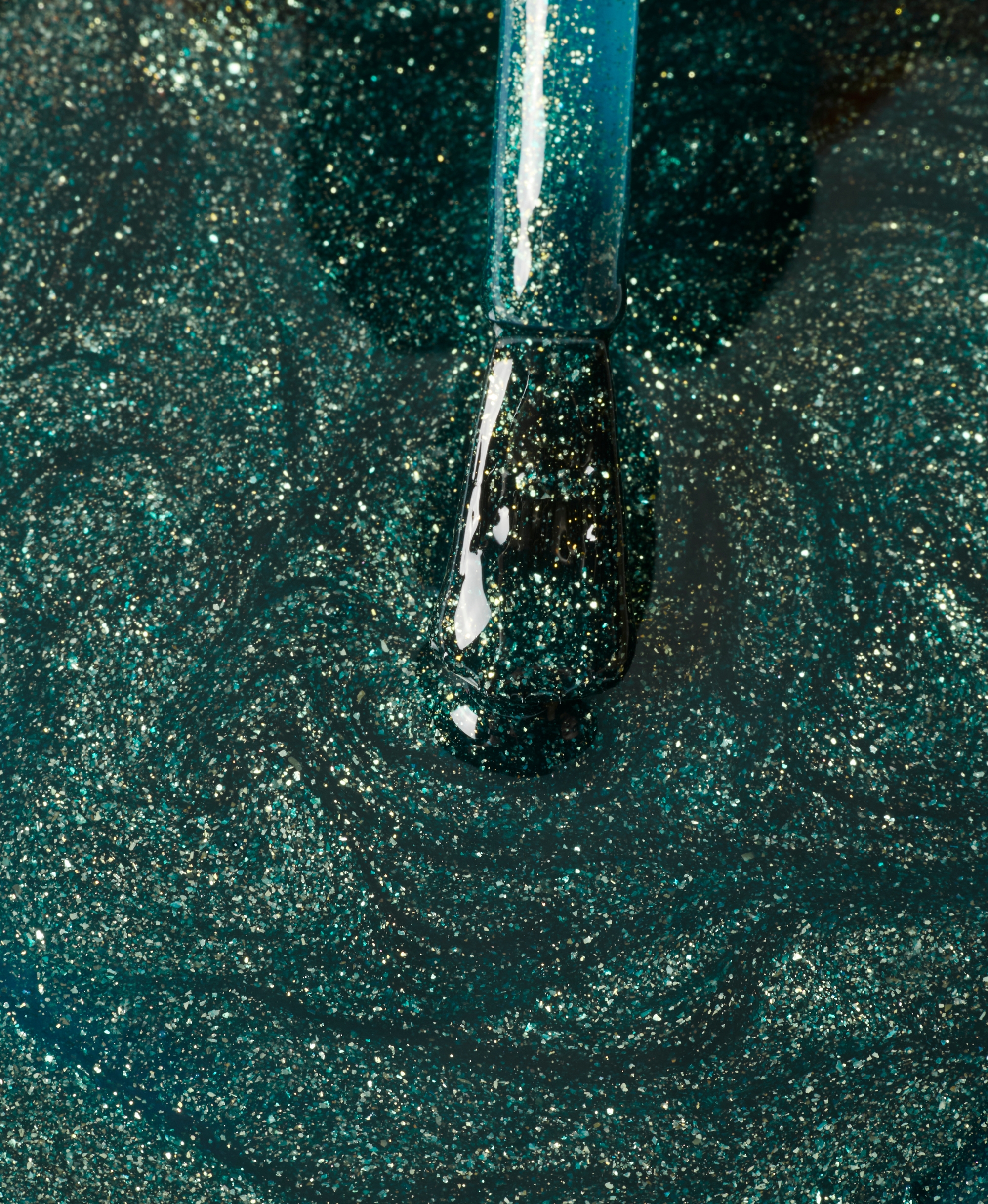 Emerald Studded Colour Confidence nail polish brush swatch