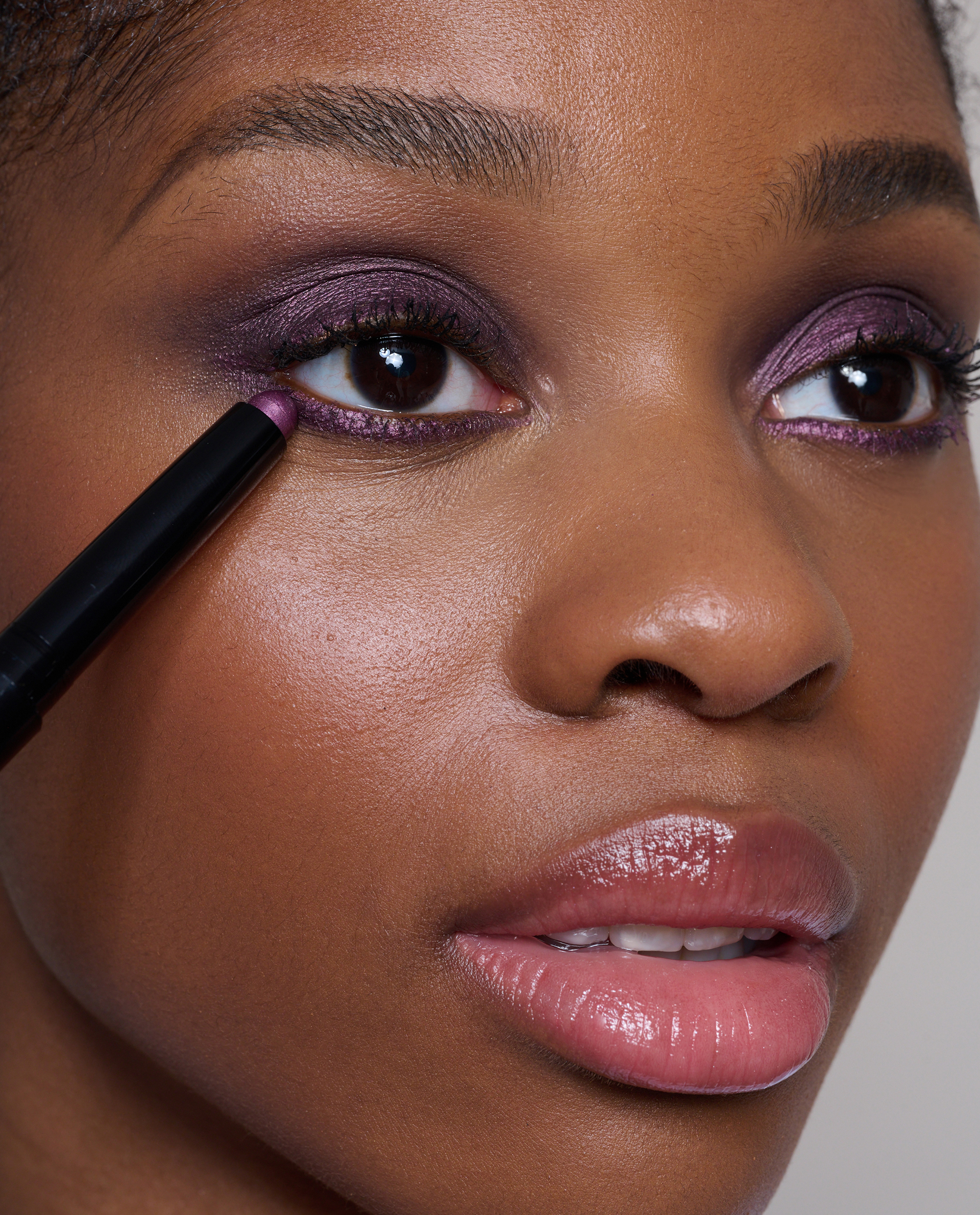 Model applying Forever Eye Crayon Indigo