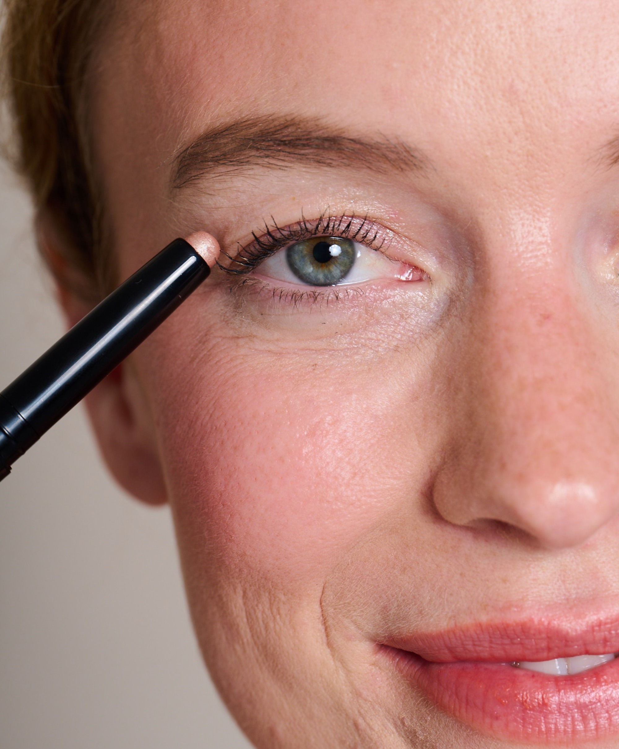 Model applying Forever Eye Crayon Eyeshadow in Sorbet