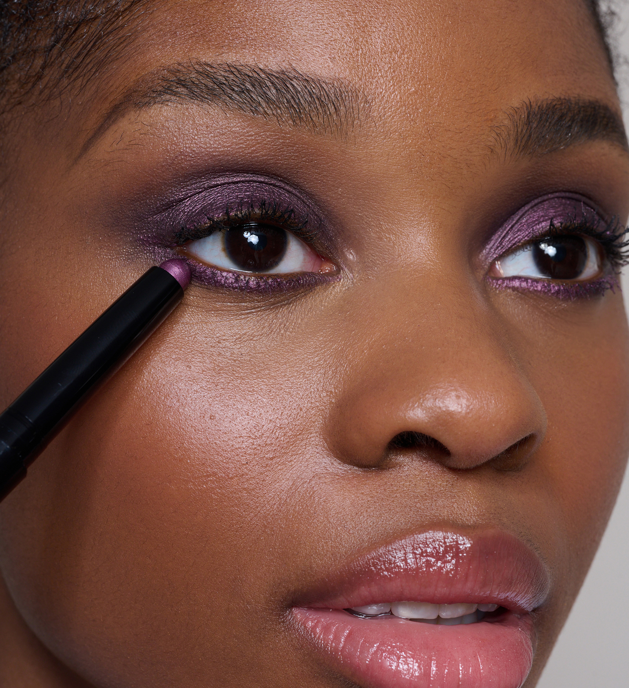 Model applying Forever Eye Crayon Indigo