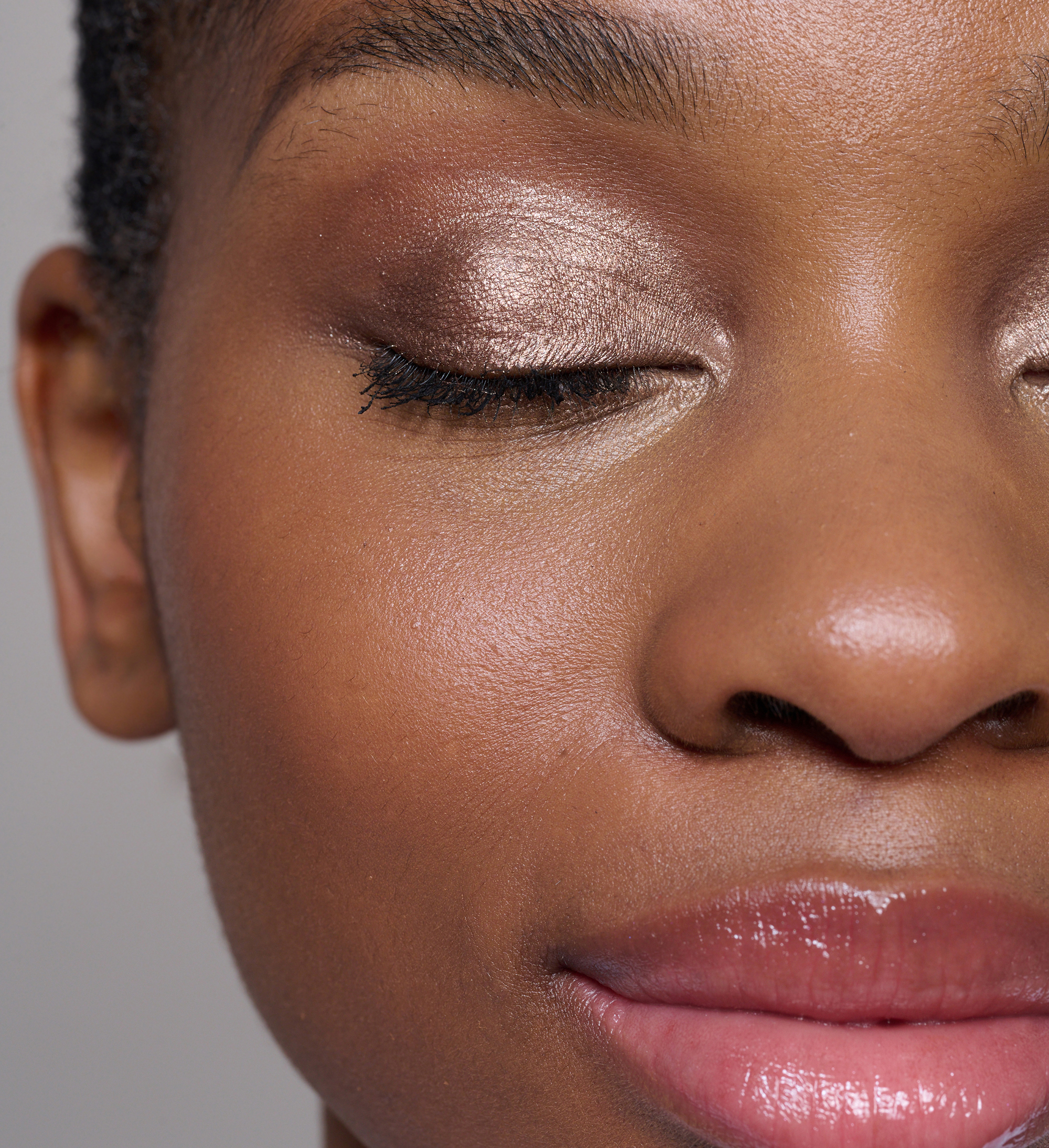 Model wearing Forever Eye Crayon Antique