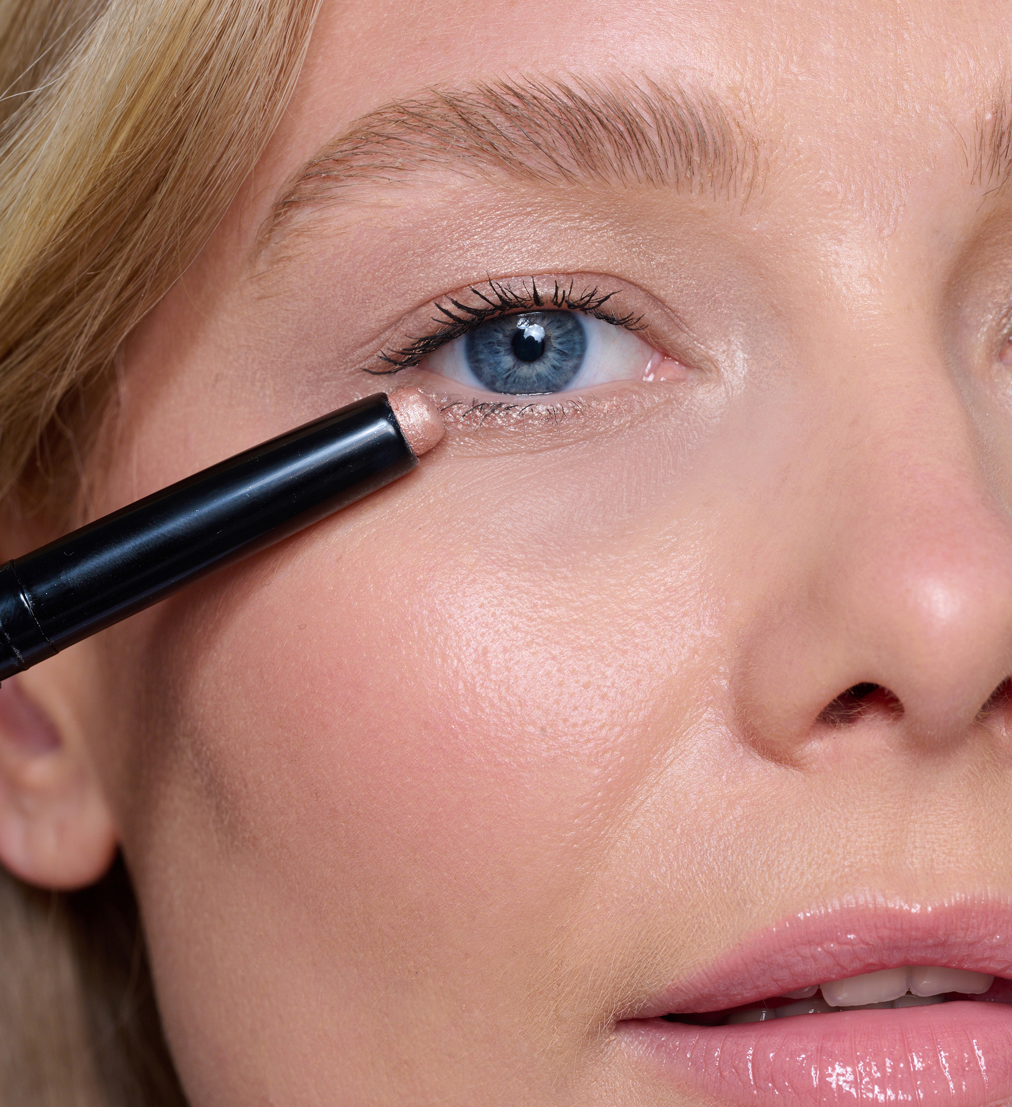 Model applying Forever Eye Crayon Sorbet