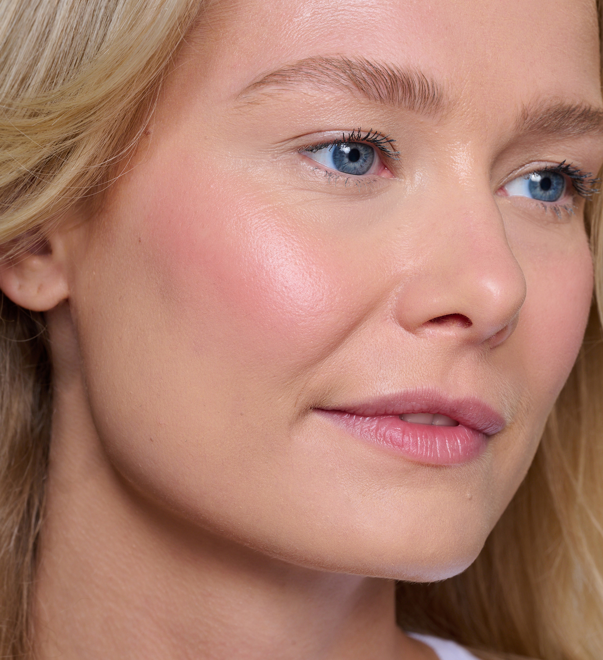 Model wearing Skin Loving BB Cream, Amplifying Lash Lover mascara, Cheek Veil Liquid Blush in Splendour and Precision Brow Detailer