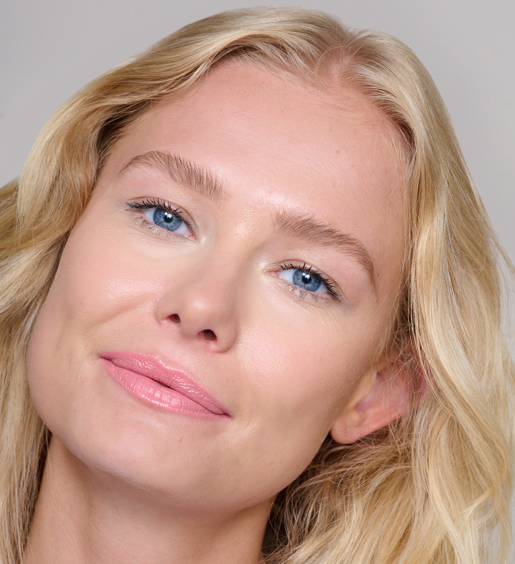 Model wearing Skin Loving BB Cream, Amplifying Lash Lover Mascara and Hydraboost Lip Lover Lipstick in Summer Lovin