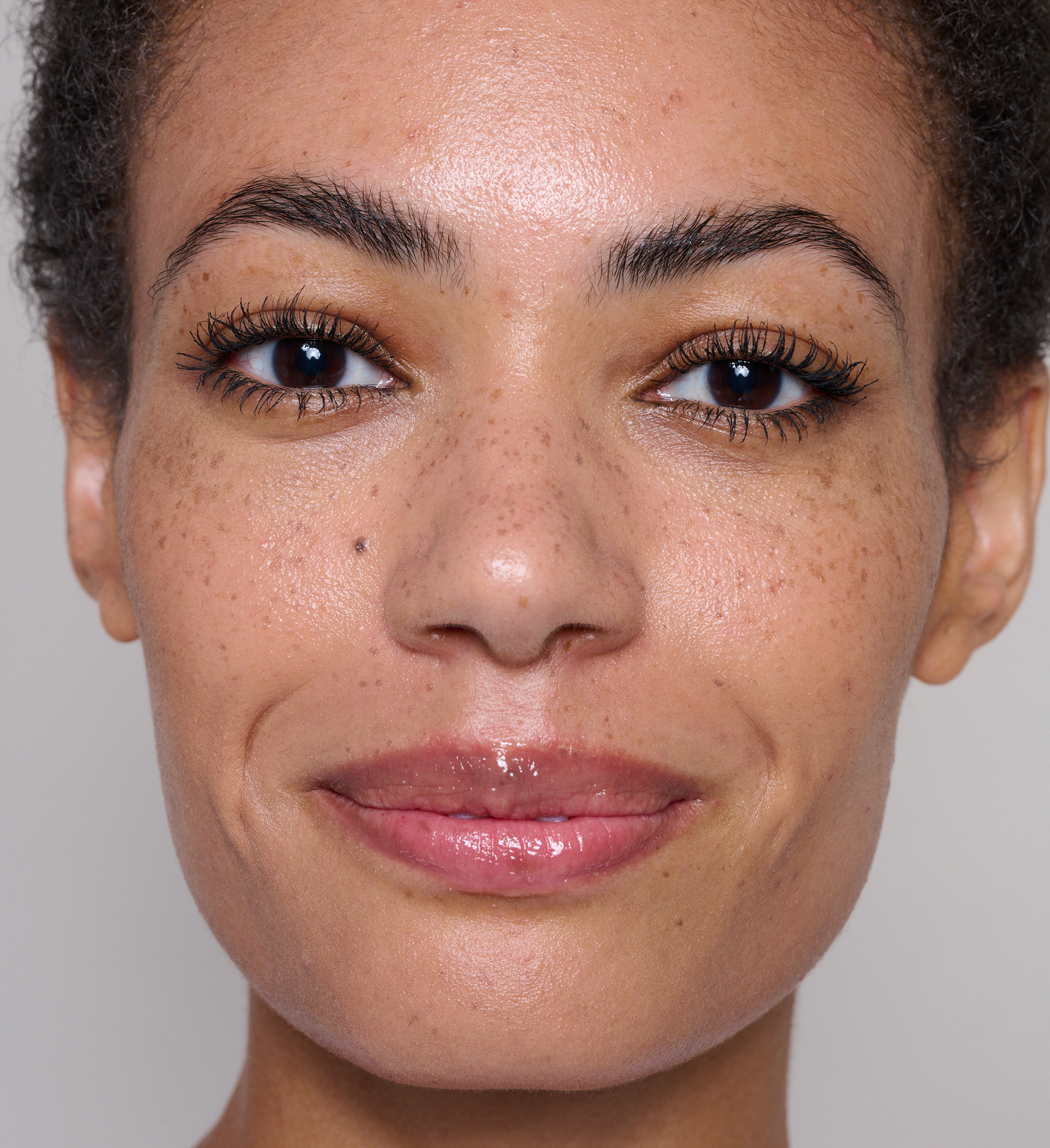 SN03_SS01_BMFG_FE11_SkinTint03_ForeverEyeBurntCopper_Showstopping_BrowGel_ModelShot_5