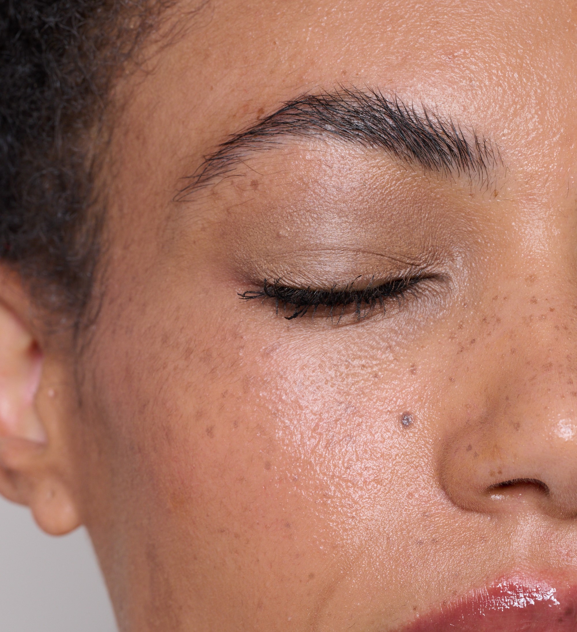 SN03_SS01_FE11_BMFG_SkinTint03_Showstopping_ForeveryEyeBurntCopper_BrowGel_Model_4