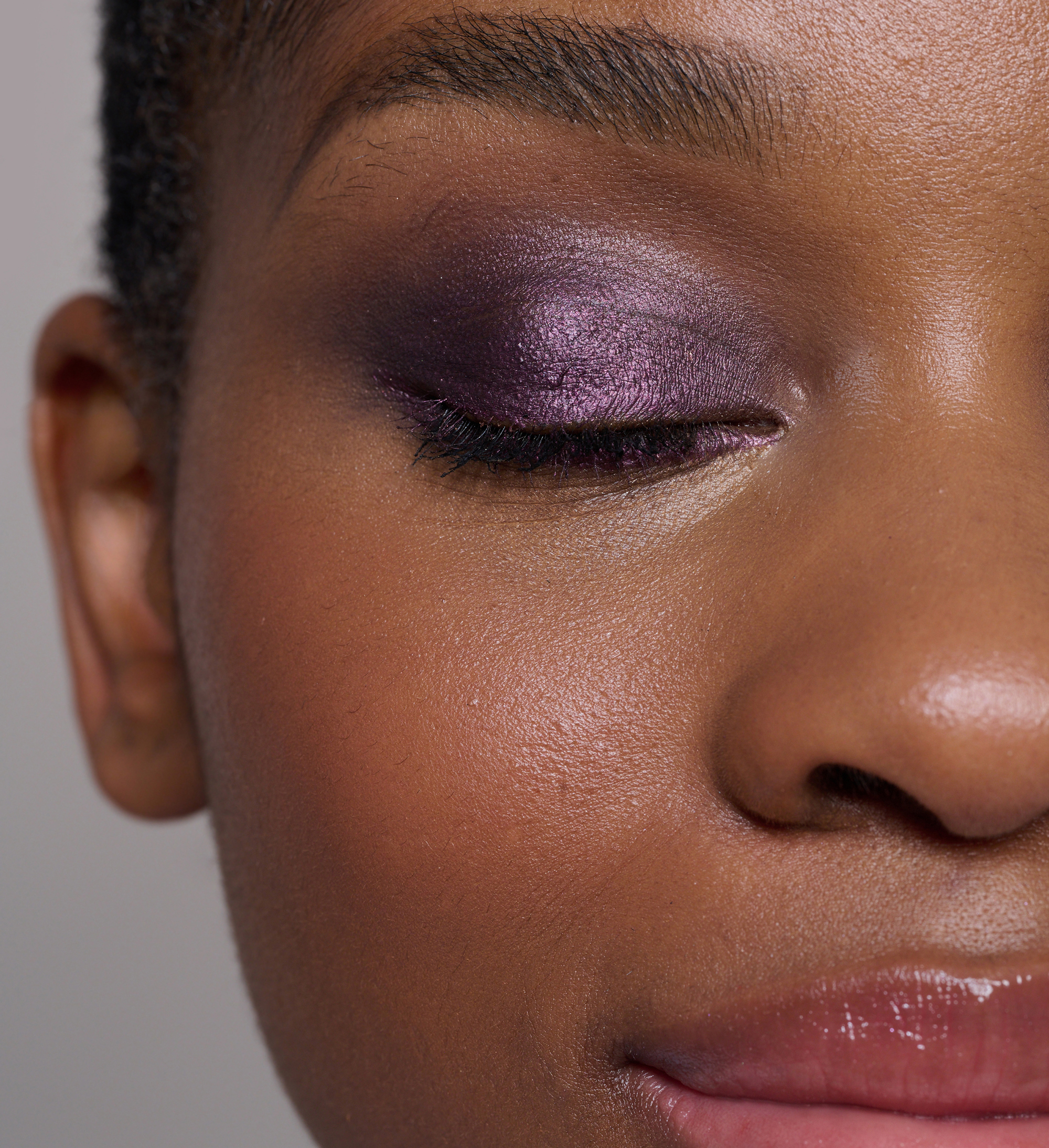 AM01_BBS4_FE04_BW03_AmplifyingMascara_BBCream04_ForeverEyeIndigo_BrowWandDarker_ModelShot_6