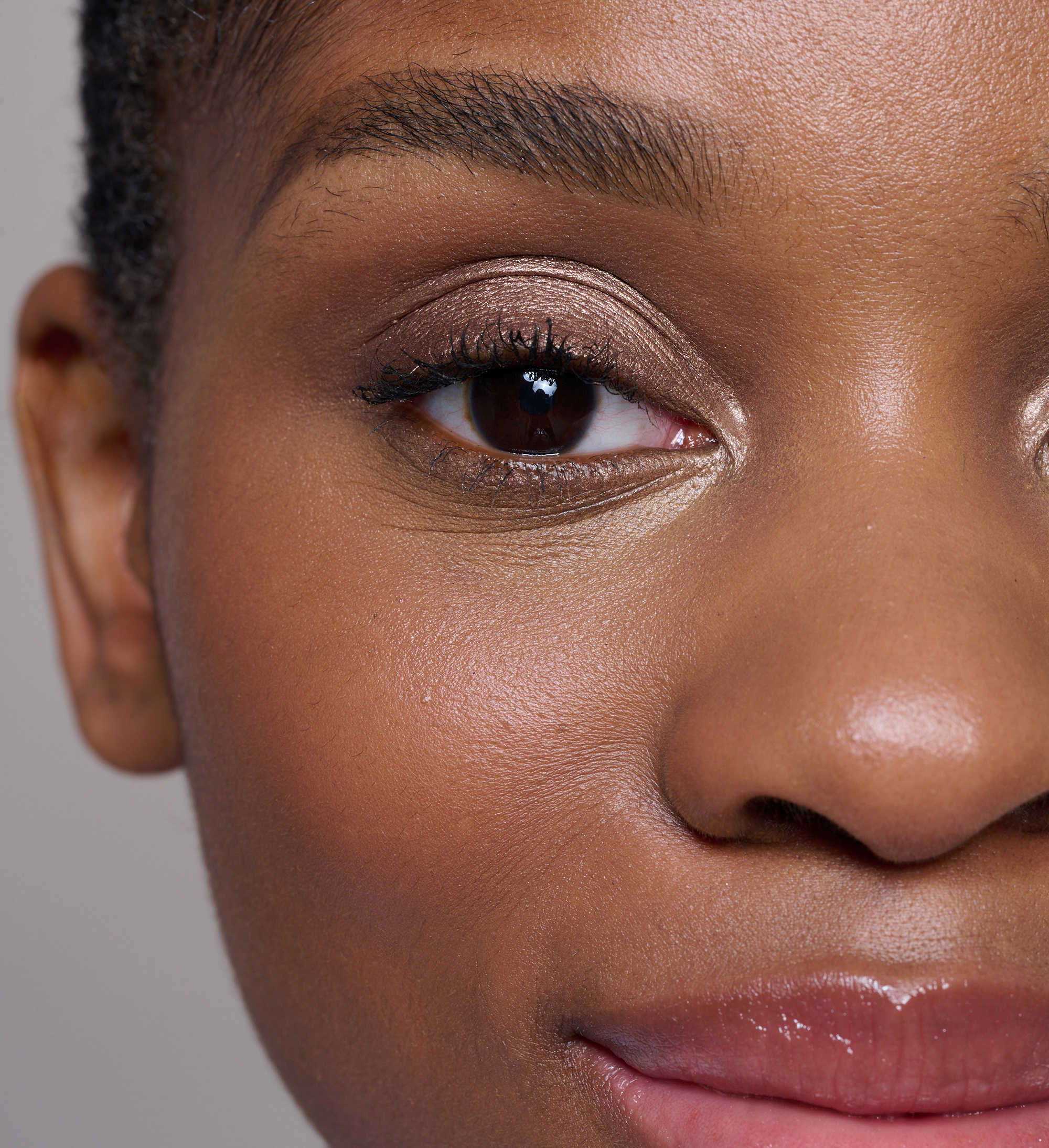 AM01_BBS4_FE05_BW03_AmplifyingMascara_BBCream04_ForeverEyeAntique_BrowWandDarker_ModelShot_1