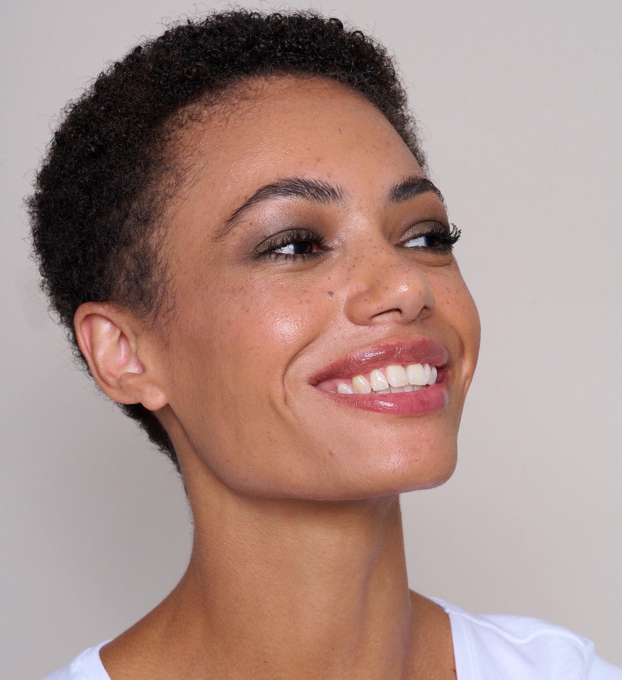 SN03_BMFG_FE01_SS01_SkinTint03_BrowGel_ForeverEyeVintage_ShowstoppingMascara_ModelShot_4