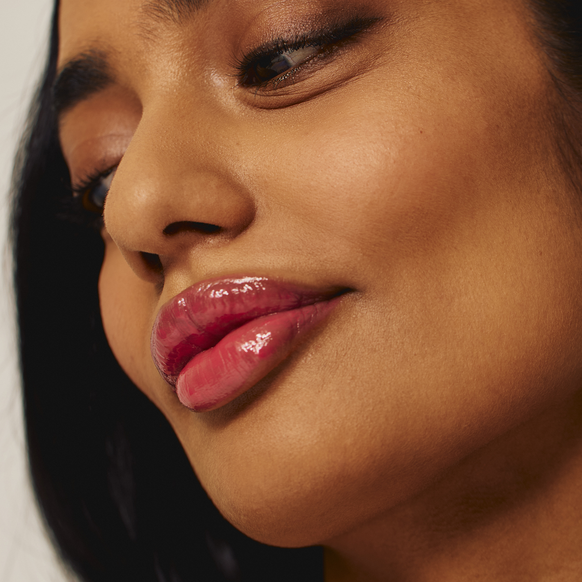 Model wearing Luscious Lip Sheen Lip Gloss in Flair