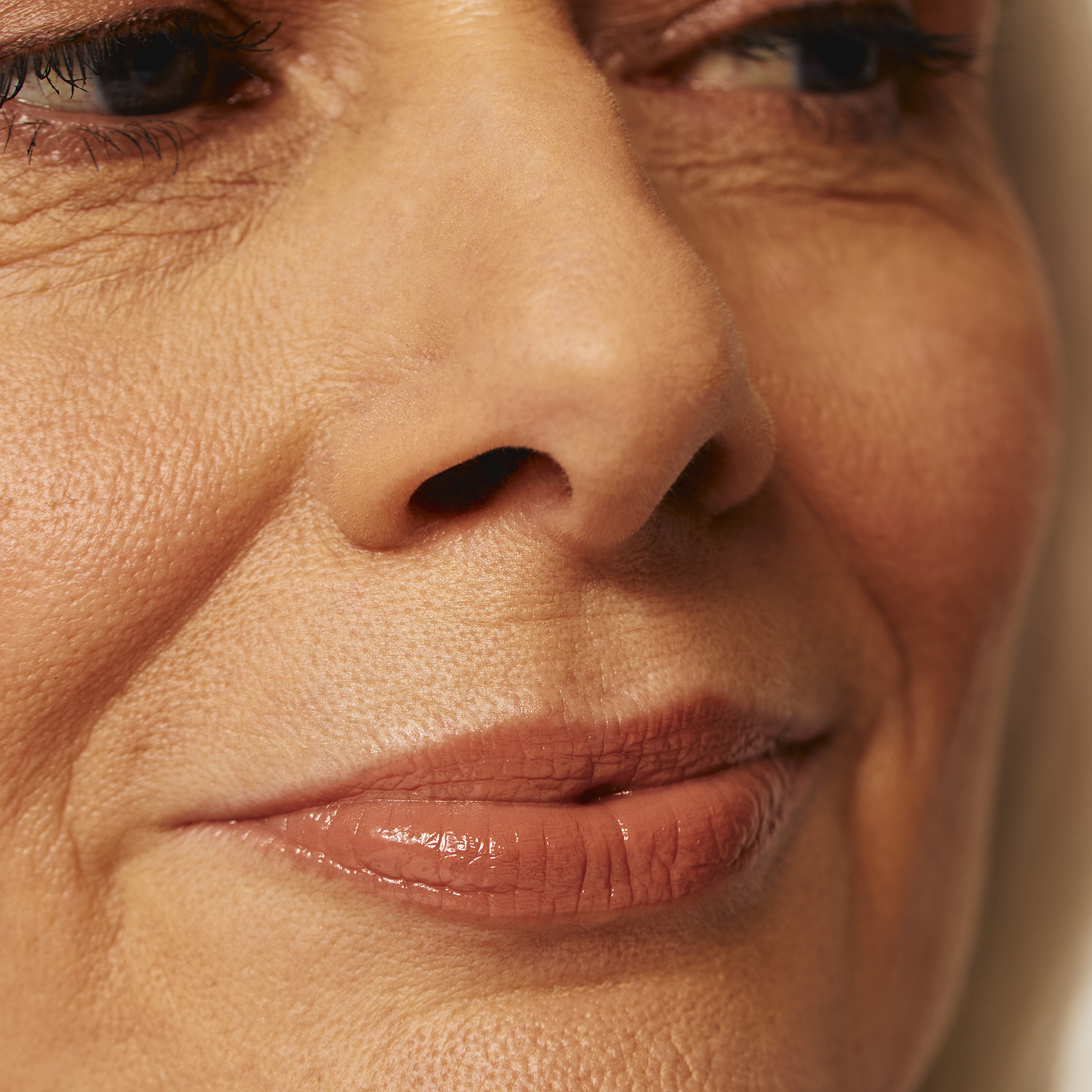 Model wearing Luscious Lip Sheen Lip Gloss in Indulge