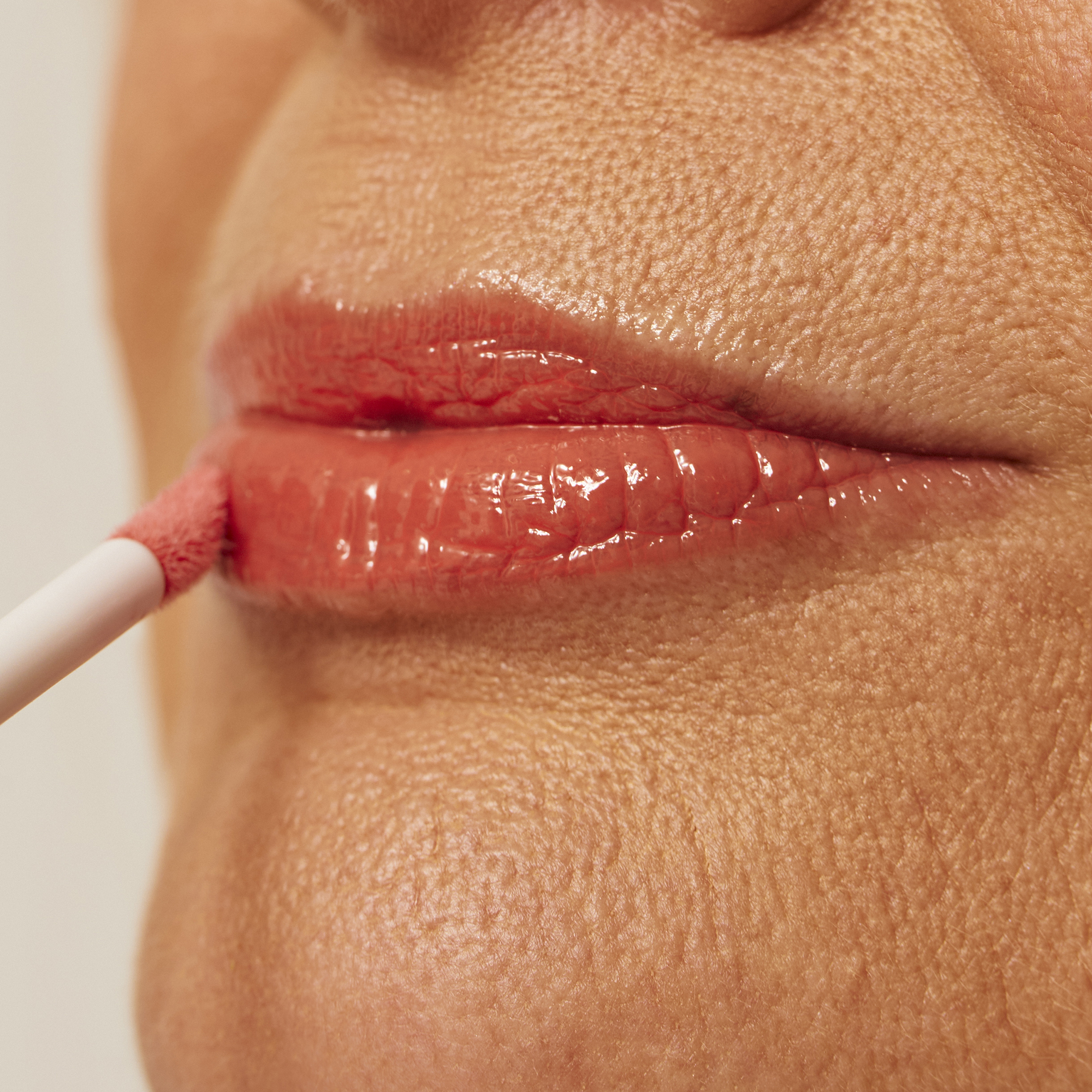 Model wearing Luscious Lip Sheen Lip Gloss in Delectable