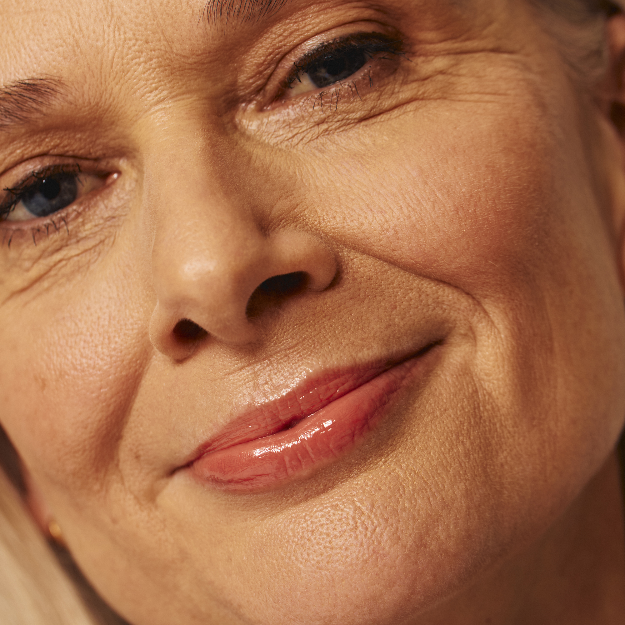 Model wearing Luscious Lip Sheen Lip Gloss in Delectable