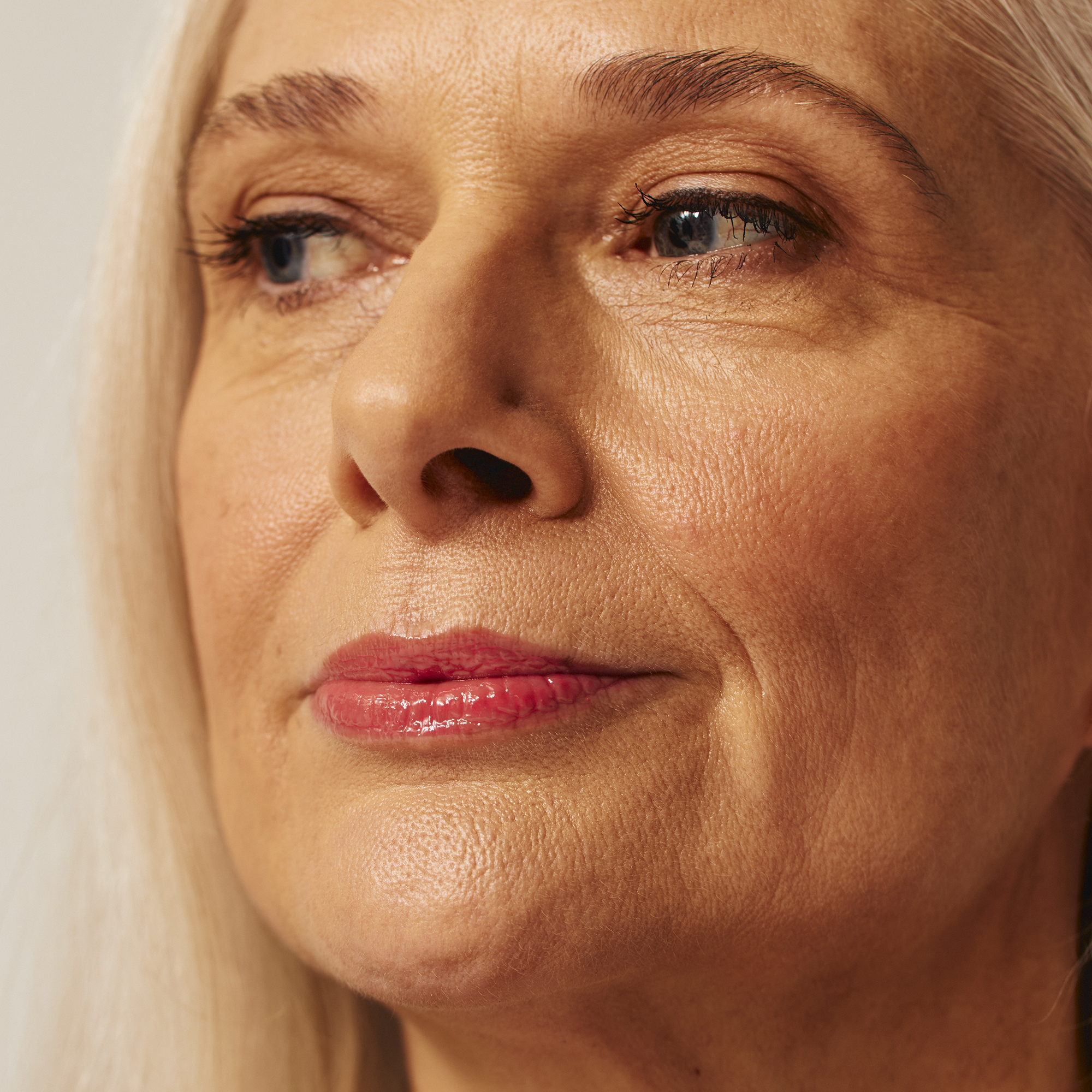 Model wearing Luscious Lip Sheen Lip Gloss in Flair