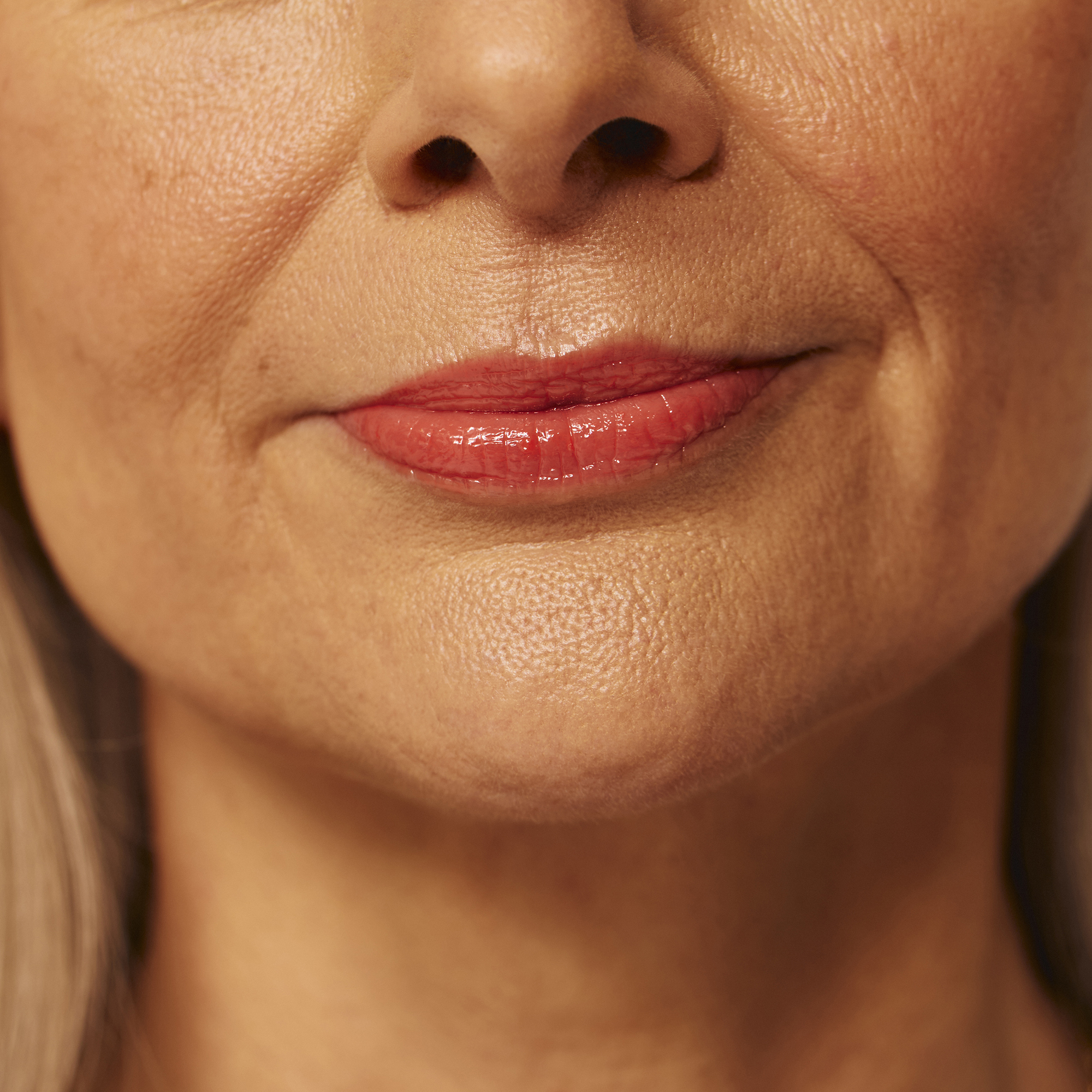 Model wearing Luscious Lip Sheen Lip Gloss in Charmed