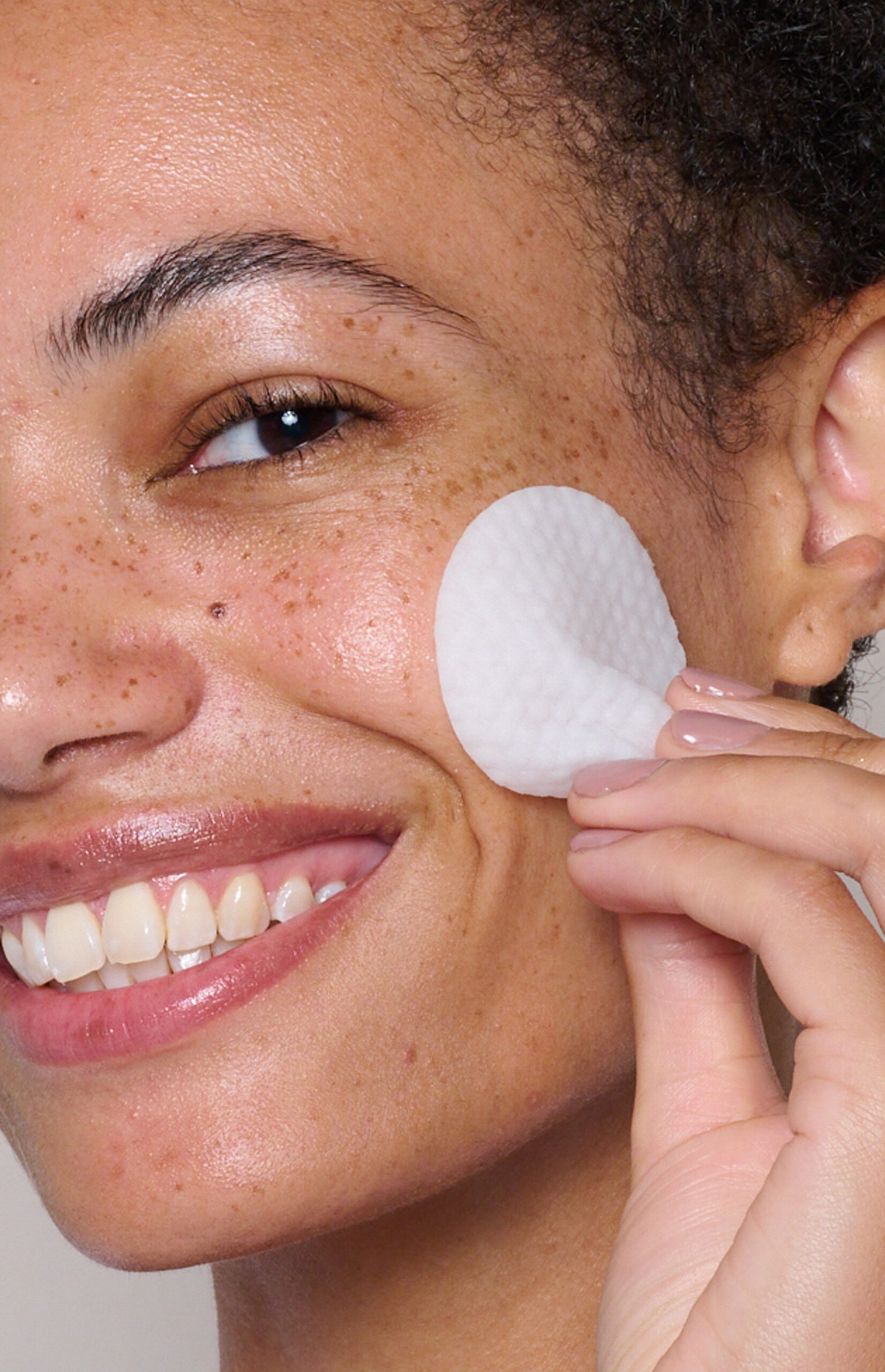 Model applying Bright Skin Resurfacing Pads