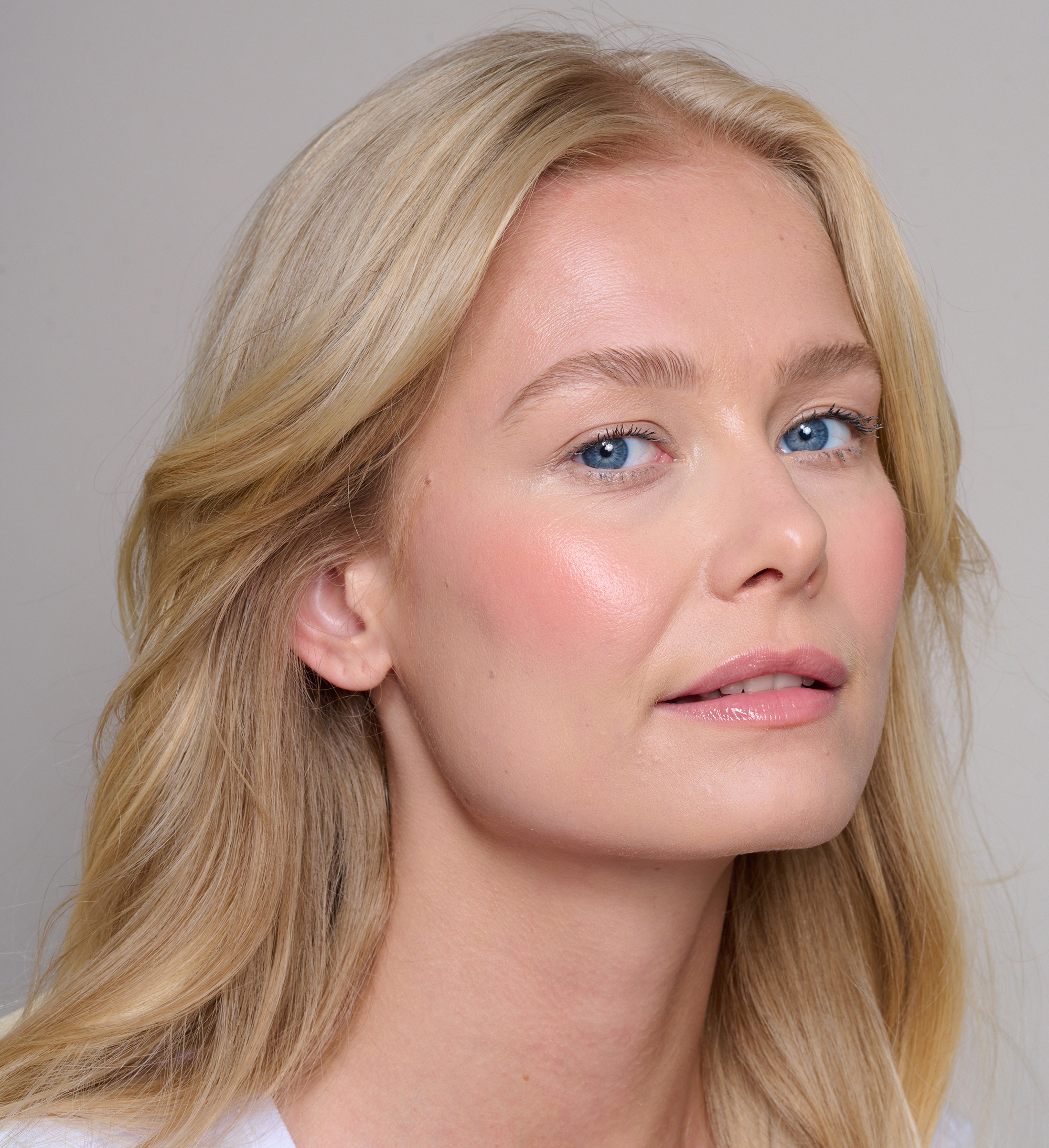 BBS1_CV03_AM01_BPBB_BBCream01_CheekVeilRadiance_AmplifyingMascara_BrowDetailerBlonde_Model_2