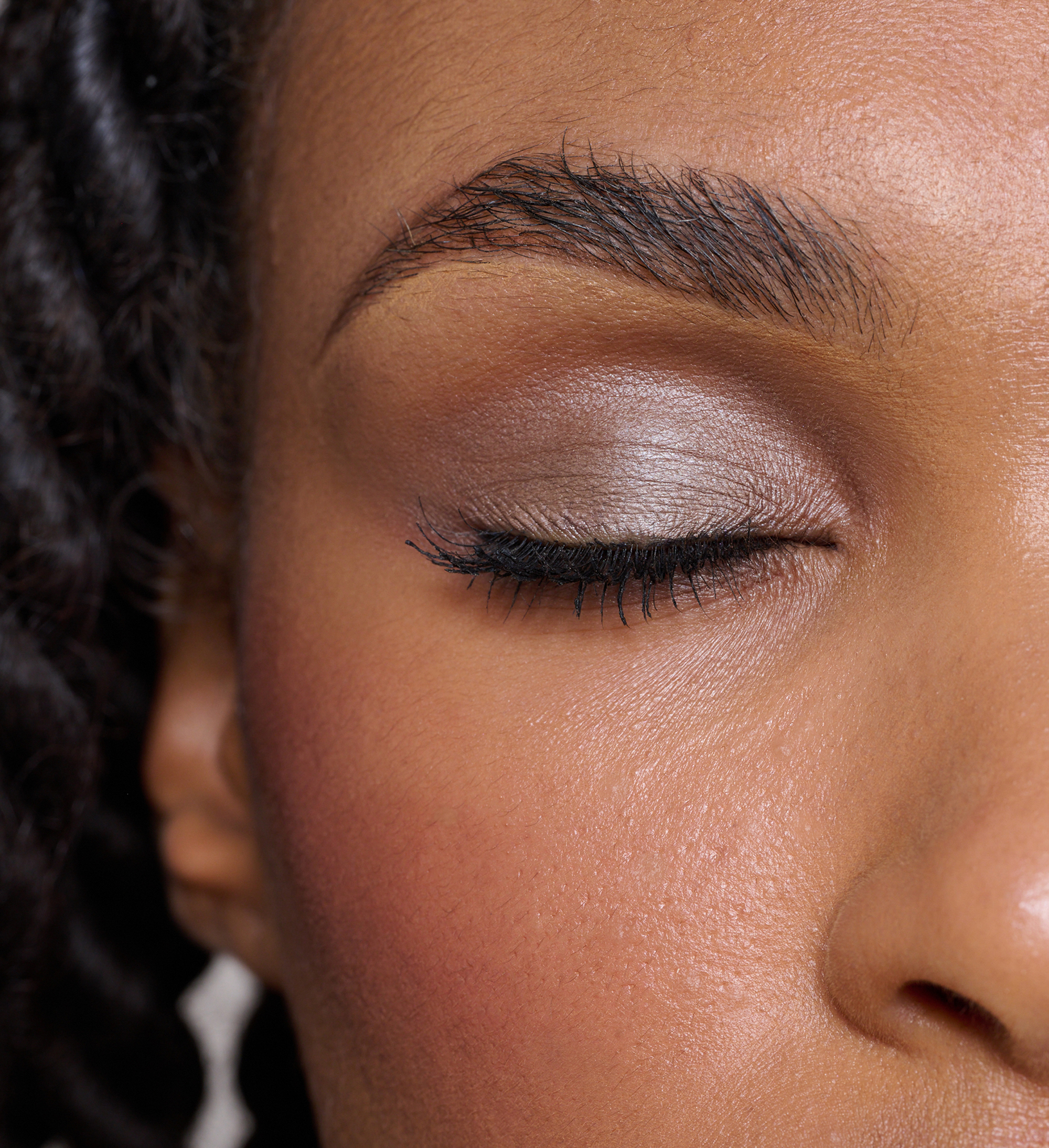 BBS4_IL01A_FE12_BW03_BPBR_BBCream_Intensifying_ForeverMocha_BrowWand_Detailer_Model4