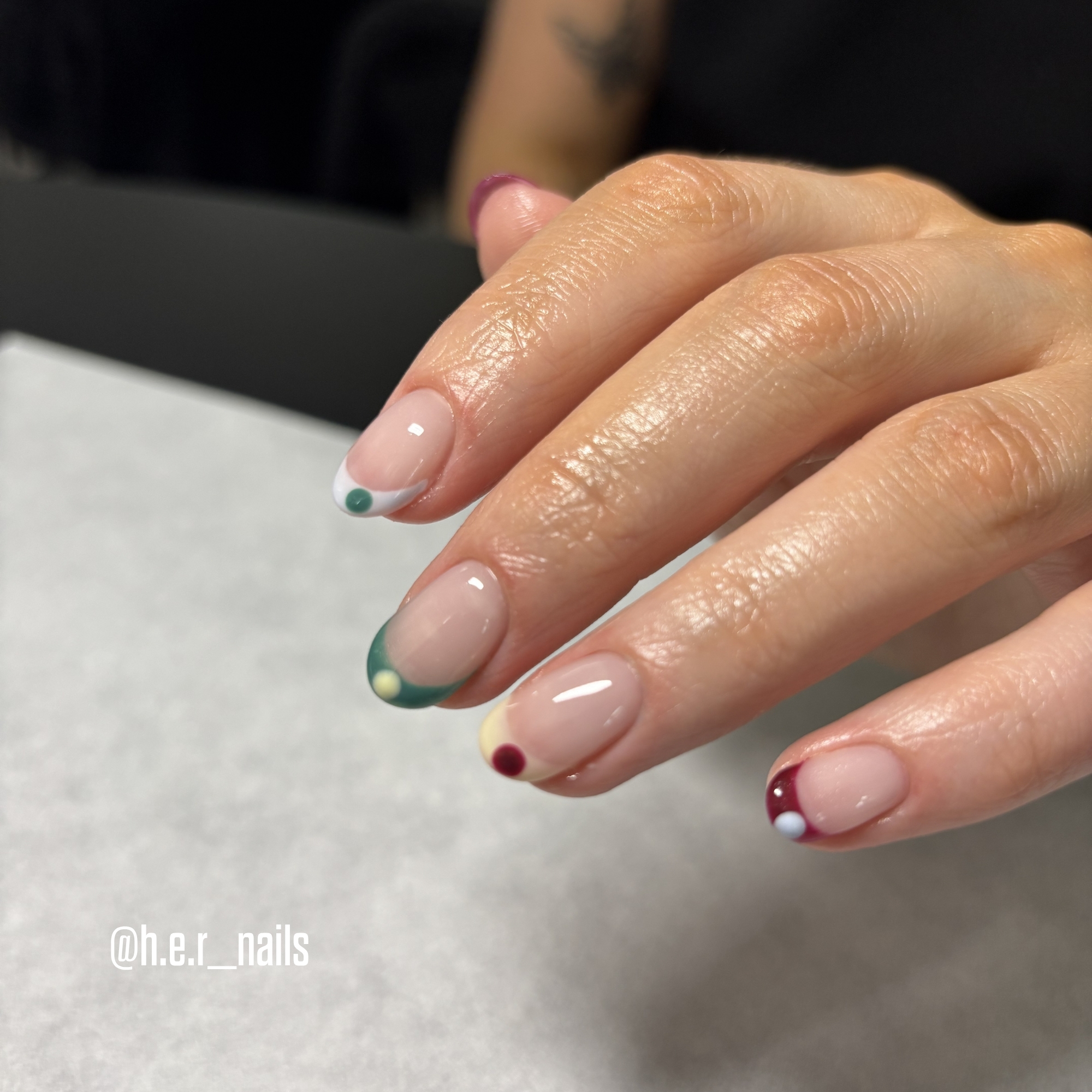 Minimalist Dot French Tip (2)