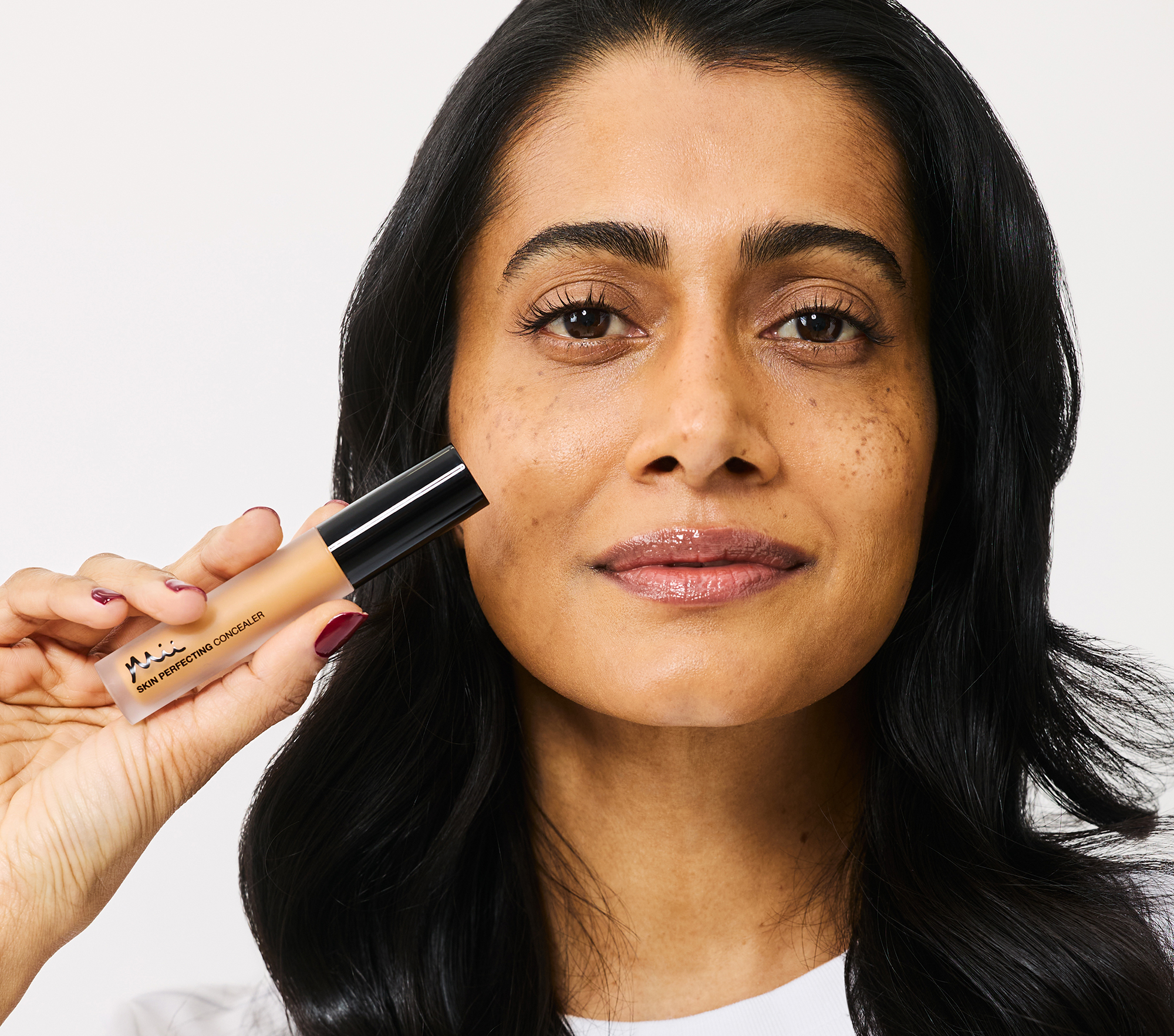 Molding holding and wearing the Skin Perfecting Concealer